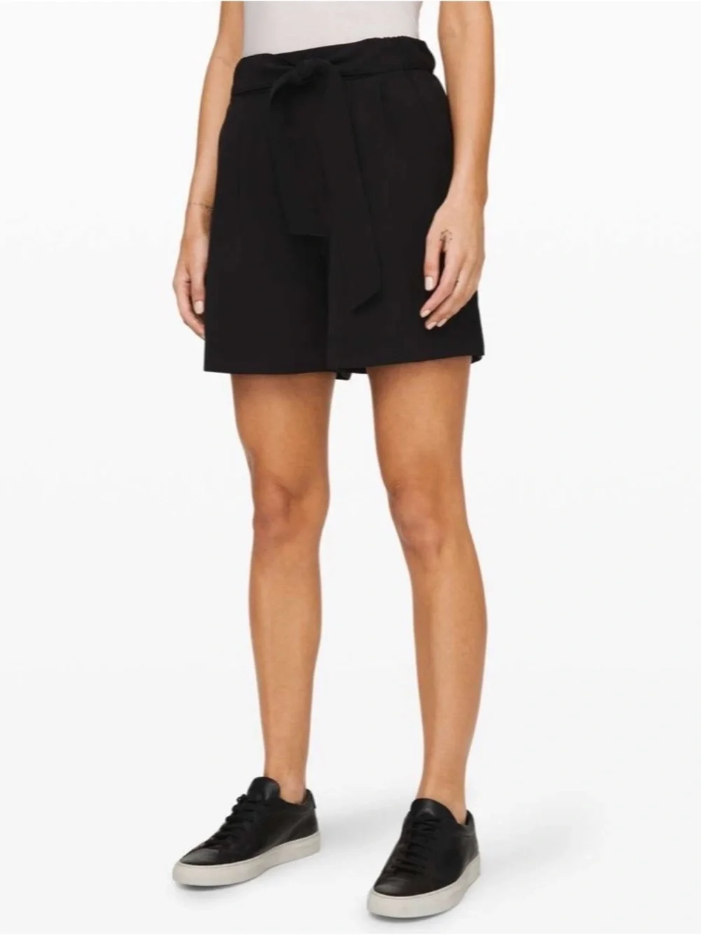 LULULEMON- Noir Short 5.5